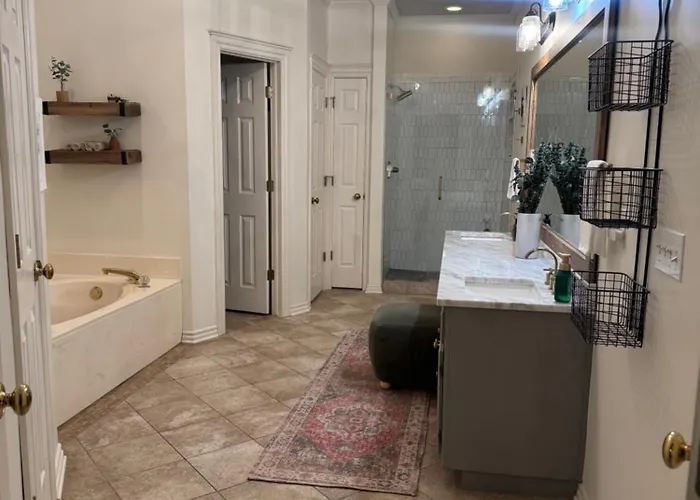 Spacious Family Home, Pool, Pool Table, Pets, 4bed Tulsa