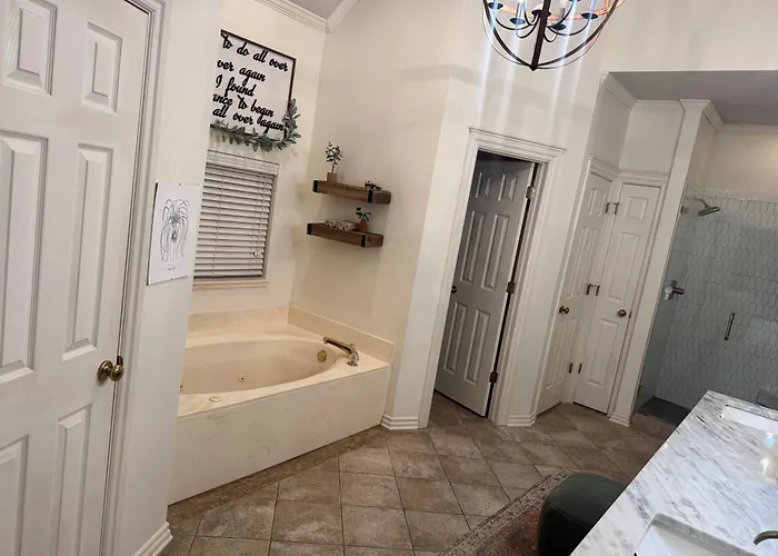Spacious Family Home, Pool, Pool Table, Pets, 4bed Holiday home Tulsa
