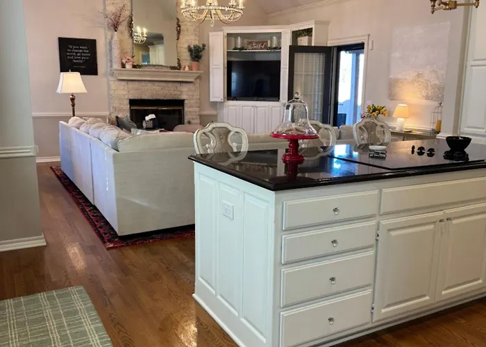 Spacious Family Home, Pool, Pool Table, Pets, 4bed Tulsa